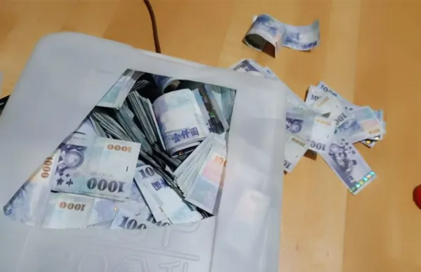 ▲▼20公升水桶只吃千鈔!他開箱「2年存490萬元」 萬人朝聖。(圖/翻攝爆廢公社二館)