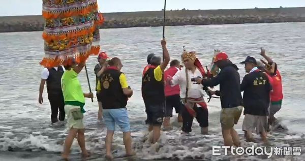 ▲▼台南七股龍山宮即將舉辦睽違47年的「五朝祈安清醮暨水醮火醮」,海面出現疑似王船的光點。(圖/記者林東良翻攝)