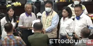 ▲漁民代表到台南市議會陳情,表達安南區文蛤養殖區可能因區內設置土資場,導致文蛤品質受損,市府將邀相關單位清查了解原因。(圖/記者林東良翻攝)