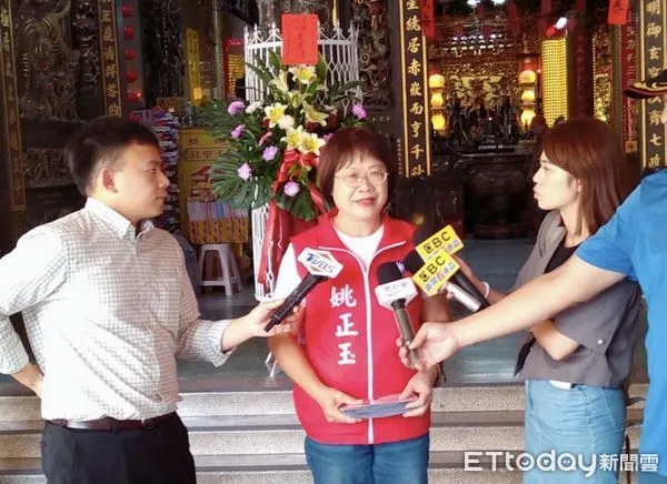 ▲國民黨徵召台南市立委第三選區參選人姚正玉24日表示,趙天麟為立院國外交委員會委員,卻被爆長期出軌大陸籍女姓,應立即退選並停職接受是否洩露國防機密調查,民進黨要向全民交代。(圖/記者林東良翻攝,下同)