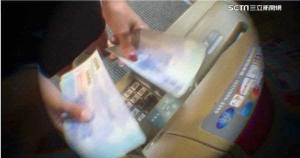 為了防止卡鈔,最關鍵的步驟就是在ATM的監視器底下點鈔票,清點完成確認無誤之後再存入