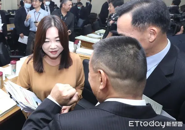 ▲馬文君25日在外委會與國防部官員溝通。(圖/記者屠惠剛攝)