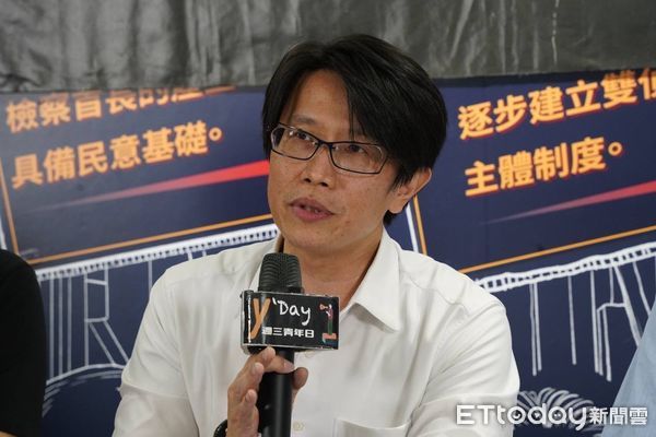 ▲隨著2024總統及立委大選即將進入倒數2個月的階段,認知作戰再度成為關注話題。由多個團體發起的Y’s Day「週三青年日」,25日晚間舉行座談會,與現在的青年們針對應付認知作戰的對策、台灣傳統媒體在認知作戰中的角色、事實查核機制、媒體識讀等問題,進行廣泛的討論,新北立委參選人曾柏瑜在會中就建議,要打擊認知作戰的滲透,資訊查核非常重要,應納入高中必修課程,讓全民都擁有自我保護的能力。(圖/記者陳弘修翻攝)