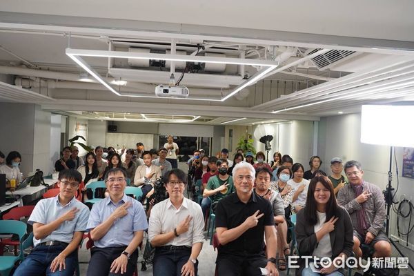 ▲隨著2024總統及立委大選即將進入倒數2個月的階段,認知作戰再度成為關注話題。由多個團體發起的Y’s Day「週三青年日」,25日晚間舉行座談會,與現在的青年們針對應付認知作戰的對策、台灣傳統媒體在認知作戰中的角色、事實查核機制、媒體識讀等問題,進行廣泛的討論,新北立委參選人曾柏瑜在會中就建議,要打擊認知作戰的滲透,資訊查核非常重要,應納入高中必修課程,讓全民都擁有自我保護的能力。(圖/記者陳弘修翻攝)