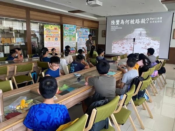 ▲防陸蟹路殺 新北校園宣導路殺防治。(圖/新北市政府農業局提供)