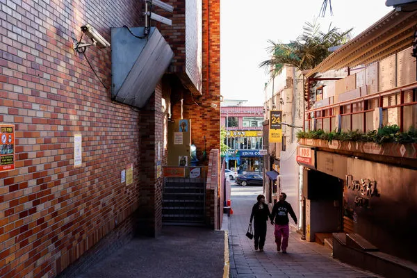 ▲▼首爾市政府在梨泰院街道裝上監視器,預防事故重演。(圖/路透)