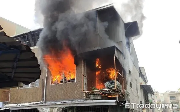 ▲▼ 台南民宅疑似登革熱噴藥噴到火警,警消急滅火 。(圖/記者林東良翻攝)