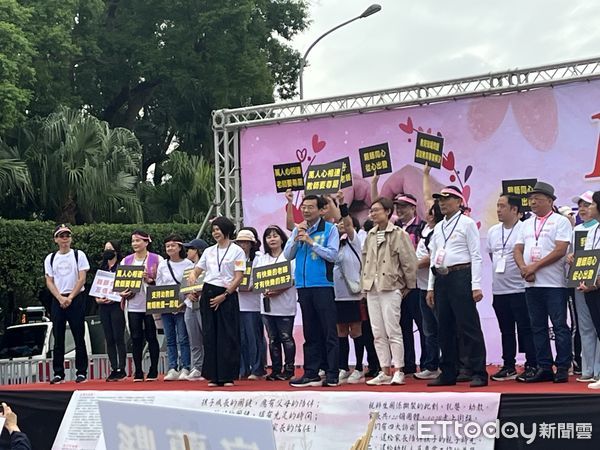 ▲▼近萬名幼教親師上凱道 提出「修改不合理法令」等四大訴求。(圖/記者許敏溶攝)