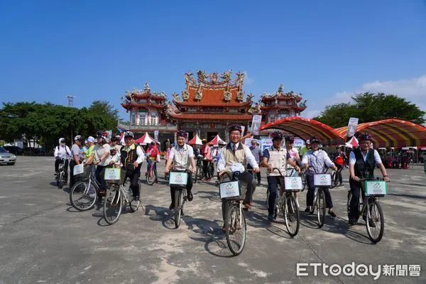 ▲2023黑面琵鷺保育季開幕,市府副秘書長王揚智頒贈全套黑面琵鷺繪本給學校,並領軍進行黑面琵鷺保護區巡禮。(圖/記者林東良翻攝,下同)