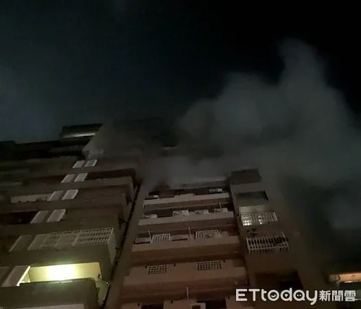 ▲台南市永康區小東路423巷1棟大樓,28日晚上發生火警,10樓處冒出濃煙,消防人員接駁水線延伸進火場全力射水搶救。(圖/民眾提供,下同)