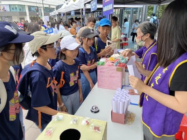 ▲政風處宣導「廉線你和我」,利用趣味闖關方式與現場民眾互動。(圖/新竹市政府提供)