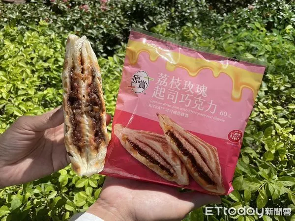 ▲▼7-11推出熱壓吐司最新口味「荔枝玫瑰起司巧克力」。(圖/記者周姈姈攝)