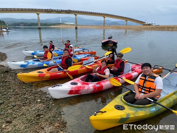 ▲北市啟明學校視障生挑戰海上獨木舟任務。(圖/台北市啟明學校提供)