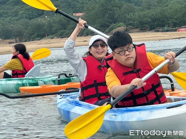 ▲北市啟明學校視障生挑戰海上獨木舟任務。(圖/台北市啟明學校提供)