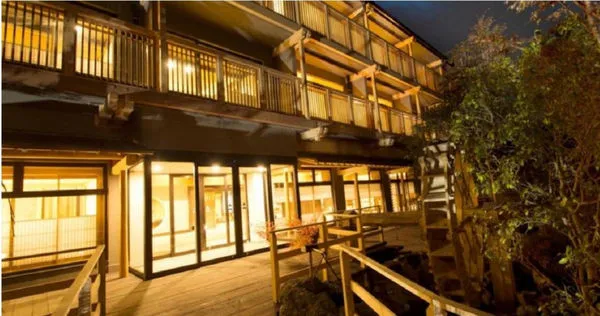 位於箱根強羅地區、20間客房均設有獨立露天溫泉風呂(泡溫泉浴缸)的高級旅館「強羅花扇圓之社」。(圖/翻攝強羅花扇 円かの杜官方網頁)