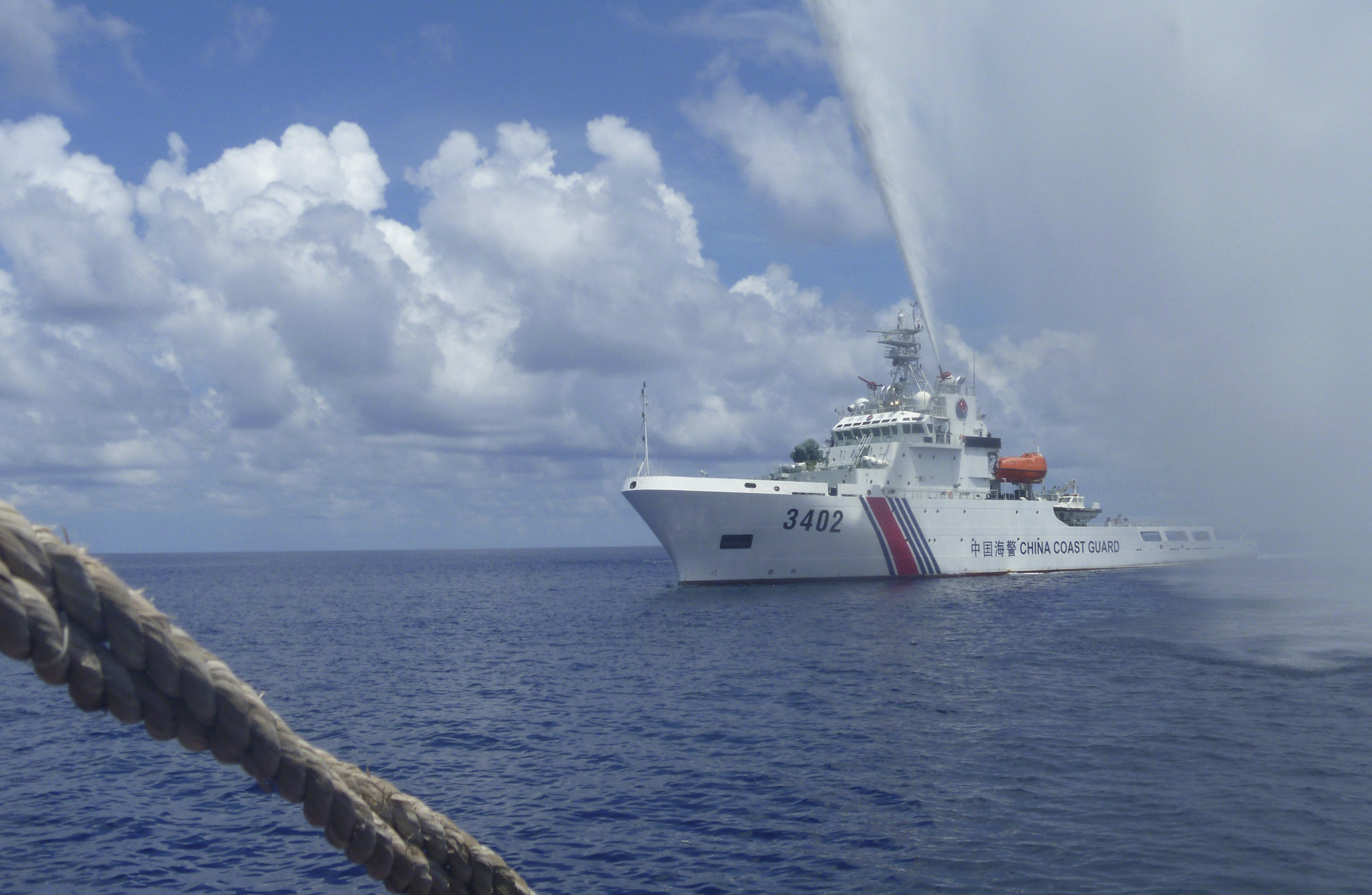 ▲▼中國海警隊員在黃岩島和菲律賓漁民對峙。中國海警聲稱，10月10日在菲律賓海域追擊菲海軍船隻。（圖／達志影像／美聯社）