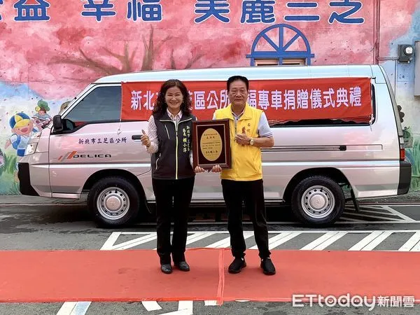 ▲▼ 三芝區長賴小萍回贈感謝狀,感謝石碇區五路財神廟以宗教力量回饋鄉里、投入社會公益。 。(圖/三芝區公所提供)