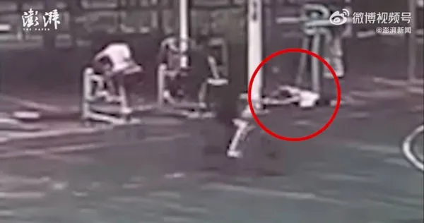 雙胞胎姊妹推擠後姊姊向後跌到昏迷導致腦死過世。(圖/影片截圖)