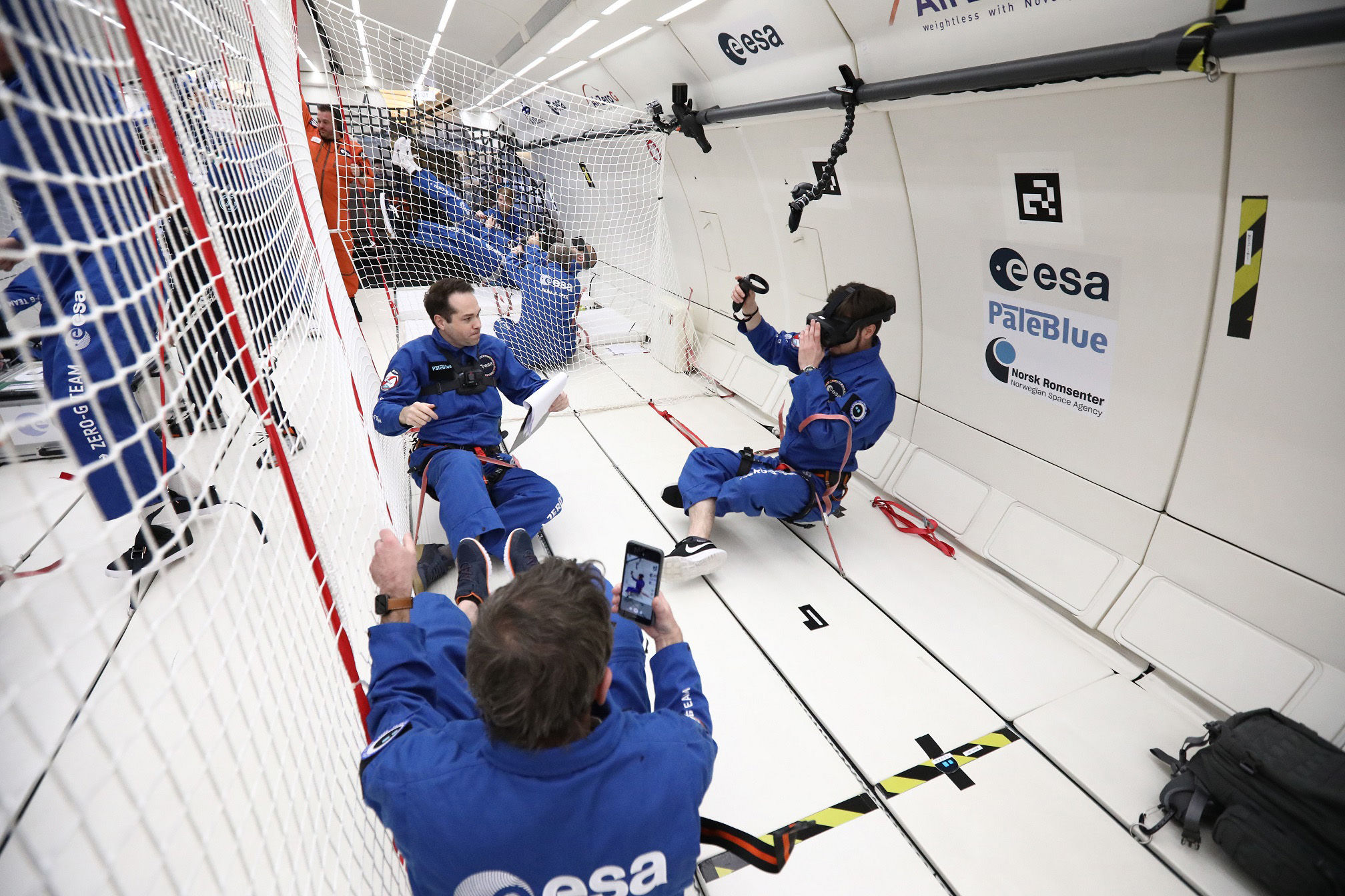 ▲▼歐洲太空總署（ESA）的第80次抛物飛行活動中進行的VR虛擬實境實驗。（圖／收購手機hTC提供）