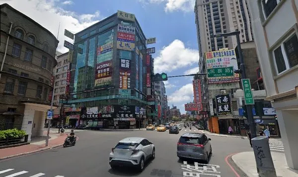 ▲▼怕父債子還…精華房產不敢繼承 稅務局出手代位繼承。(圖/翻攝google街景)