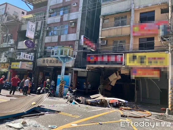 ▲新北新莊建國一路發生氣爆,店外的遮雨棚遭炸飛至路中。(圖/記者陳以昇攝)