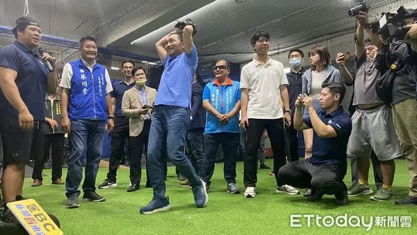 ▲侯友宜發布體育政策,示範投球。(圖/記者鄭佩玟攝)