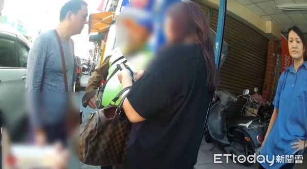 ▲行員配合警方以塑膠袋裝假鈔,誘騙「假女友」出面收錢。(圖/玉里警分局提供,下同)