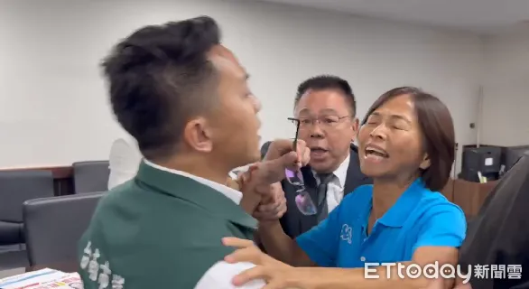 ▲台南市議會國民黨團召開記者會,指控立委林宜瑾發送白米、泡麵等物資,涉嫌賄選,而市議員朱正軒竟到場「拍照」,藍營議員認為對方來鬧場,雙方一言不合爆發肢體衝突。(圖/記者林東良翻攝,下同)