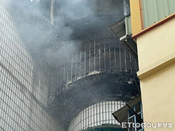 ▲▼滷豬肉滷到出事了!高雄公寓濃煙狂竄「廚房燒到焦黑」。(圖/記者吳世龍攝)