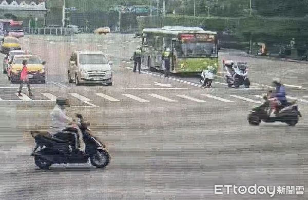 ▲▼公車司機行經總統府前突蜷縮駕駛座,緊急通知其他公車派人協助移置車輛。(圖/記者邱中岳翻攝)