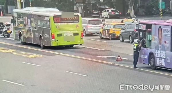 ▲▼公車司機行經總統府前突蜷縮駕駛座,緊急通知其他公車派人協助移置車輛。(圖/記者邱中岳翻攝)