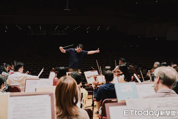▲ 指揮米格爾・哈斯-貝多亞(Miguel Harth-Bedoya)與NSO進行排練 。(圖/NSO提供)