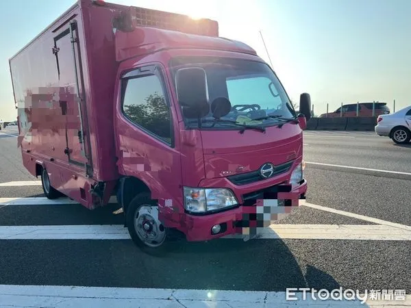 ▲連男駕駛自小貨車,行經國道1號北向297.2公里處,因變換車道不當,擦撞行駛於前方外側車道由39歲李姓男子所駕之自小客車而肇事,(圖/記者林東良翻攝,下同)