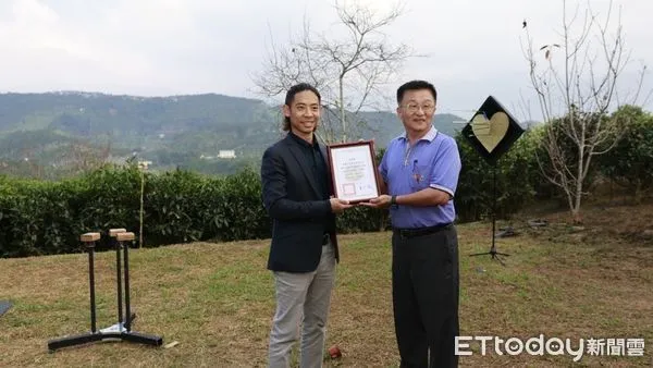 ▲保聯企業總經理劉明弘接受大成國中校長王仁穩致贈感謝狀。(圖/記者游瓊華翻攝)