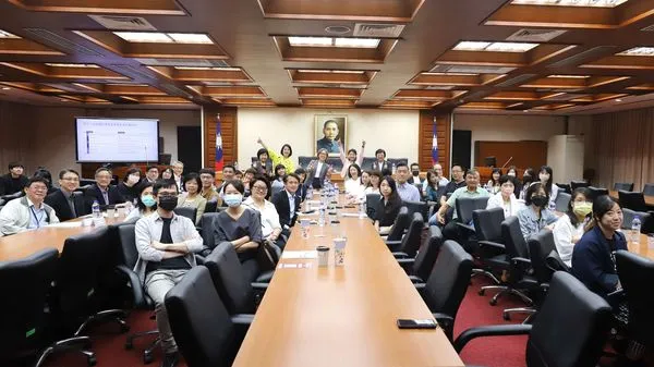 ▲▼文化部今(10)日舉辦文創法投資抵減租稅優惠適用範圍暨相關子法(預告草案)說明會,由文化部政務次長王時思、財政部政務次長李慶華共同主持,立法委員吳思瑤、林楚茵共同出席,邀請產業界參與。(圖/文化部提供)