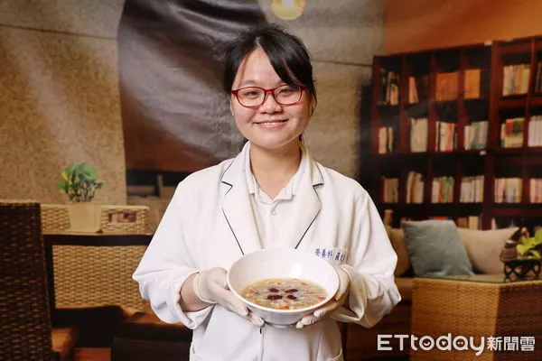 ▲▼營養師歐陽雯亭表示,銀耳富含膳食纖維,能促進腸道健康幫助調節生理機能;而鷹嘴豆與黃豆則是含有優質蛋白質。(圖/慈濟醫學中心提供,下同)