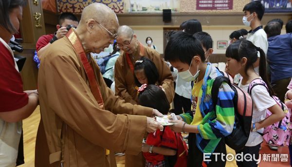 ▲佛光山慈悲社會福利基金會在佛陀紀念館舉辦三好獎助學金頒獎典禮 。(圖/佛光山慈悲社會福利基金會提供)