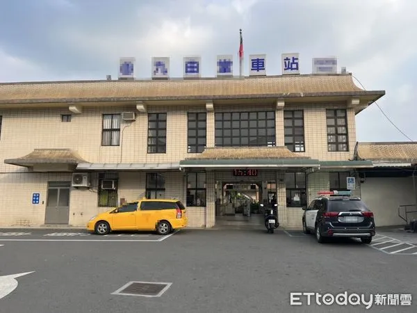 ▲一名男子陳屍在火車站的女廁當中 。(圖/記者吳世龍翻攝)