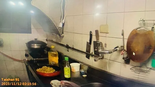 新北市一名消防員幫助獨居老翁清潔大小便失禁,還順手炒飯給他吃。(翻攝自陳姓消防員臉書)