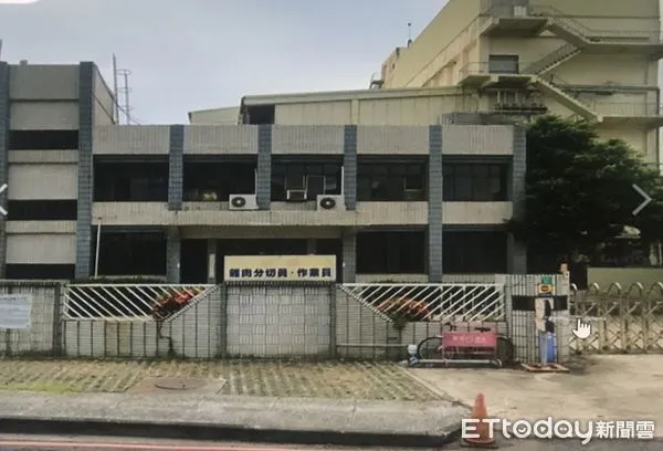 ▲台南市永康區環工路1處工廠發生火警,消防人員接駁水線延伸進火場全力射水搶救。(圖/民眾提供,下同)