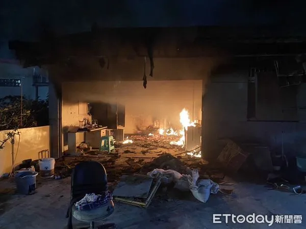 ▲台南新營區五興里五間厝1處民宅,凌晨發生火警,消防人員接駁水線延伸進火場全力射水搶救。(圖/民眾提供,下同)