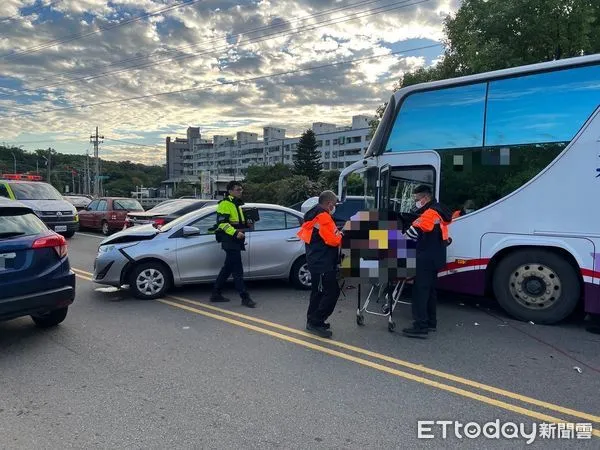 ▲▼新竹縣寶山鄉遊覽車1撞7 駕駛頸椎受傷送醫。(圖/記者陳凱力翻攝)