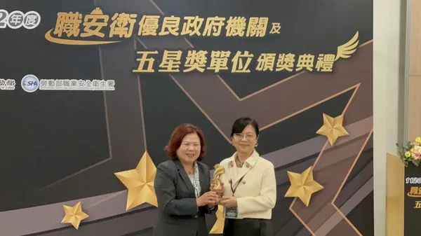 ▲台南市安衛家族「瑞鋒營造(曾文南化聯通管統包工程A3標)」、「台灣糖業休閒遊憩事業部柳營尖山埤渡假村」,獲頒推行職業安全衛生五星獎肯定。(圖/記者林東良翻攝,下同)
