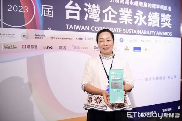 ▲▼花蓮縣政府榮獲3項獎由縣長徐榛蔚(前排左四)親自北上領獎。(圖/花蓮縣政府提供,下同)