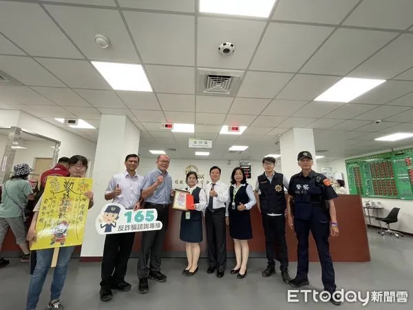 ▲里港警分局表揚陽信銀行里港分行行員 。(圖/記者陳崑福翻攝)