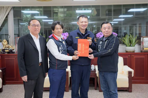 ▲桃園警察之友會頒贈獎勵金肯定榮獲「國家警光獎」員警