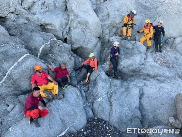 ▲▼警消把握時間於海水上漲前,成功尋獲受困男子。(圖/花蓮消防局提供,下同)