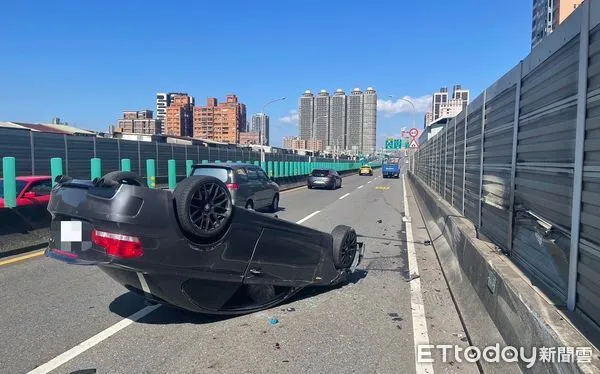 ▲謝男駕駛BMW超車不慎擦撞小貨車翻覆。(圖/記者陸運陞翻攝)