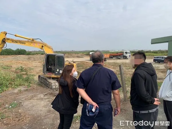 ▲台南市學甲分局於南2線發現2部砂石車行駛於禁行大型車輛路段,並於工寮空地堆置土方,立即攔查並通報區公所農建課及環保局了解有無違反相關法令。(圖/記者林東良翻攝,下同)