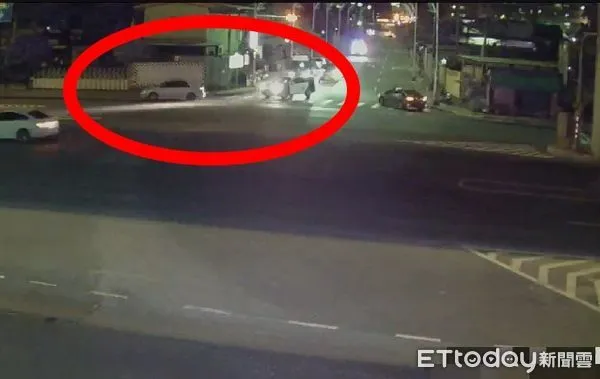 ▲▼ 逃逸酒醉移工遇警攔查,駕車加速逃逸,警方後來在車上找到毒品,將兩人移送法辦 。(圖/記者戴上容翻攝)